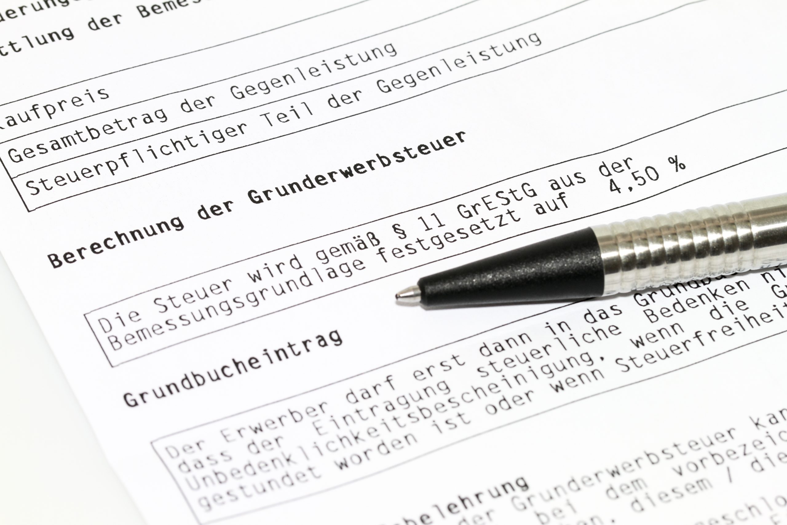 Blatt mit Informationen zur Grunderwerbsteuer und zum Grundbucheintrag