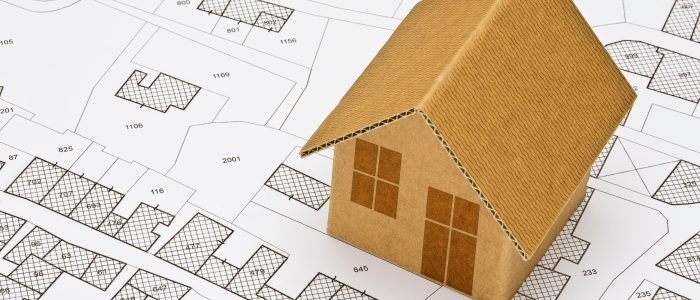 ein Bebauungsplan mit einem Modellhaus aus Pappe