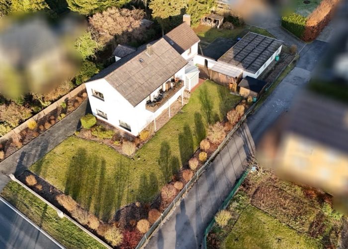 Zweifamilienhaus mit Einliegerwohnung in Lage