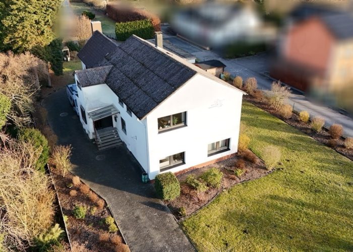 Zweifamilienhaus mit Einliegerwohnung in Lage