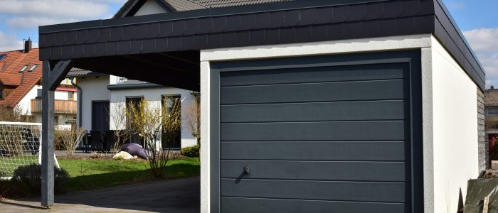 In einen Holz-Carport integrierte Garage angrenzend zum Nachbargrundstück