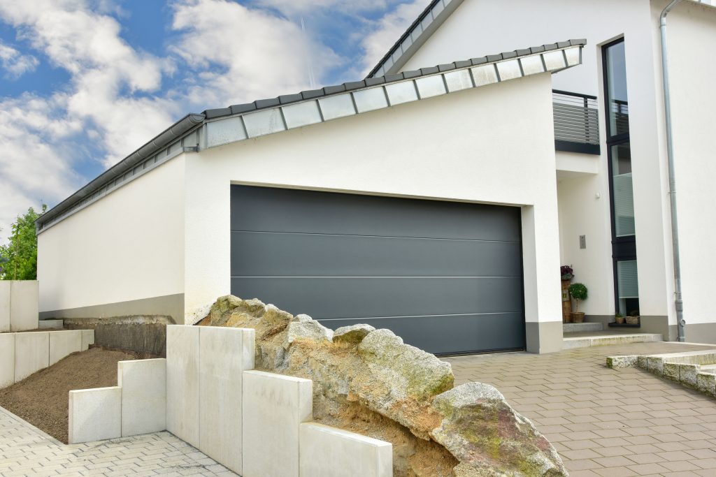 Beton-Garage in der Hauszufahrt  angrenzend zum Nachbargrundstück